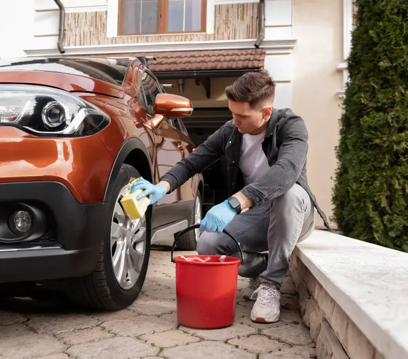 Lavage auto à domicile Bourbonne-les-Bains : professionnel intervenant sur un véhicule